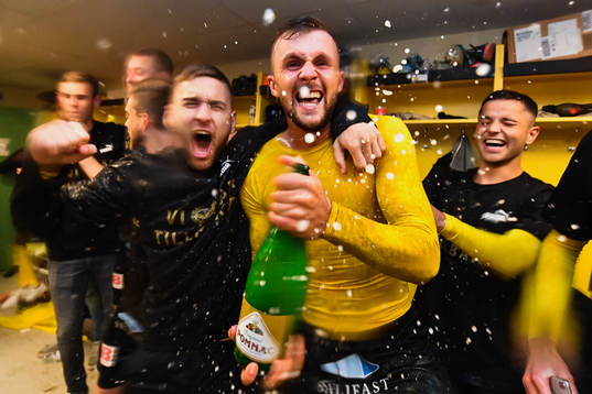 Mjällbys Mirza Halvadzic och Adi Terzic Jansson jublar i omklädningsrummet och sprutar champagne