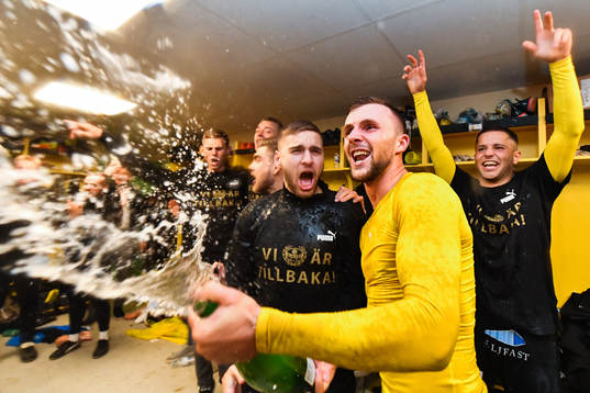 Mjällbys Mirza Halvadzic och Adi Terzic jublar i omklädningsrummet och sprutar champagne