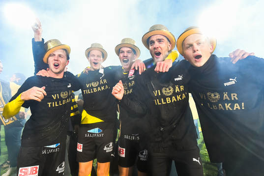 Mjällbys spelare jublar