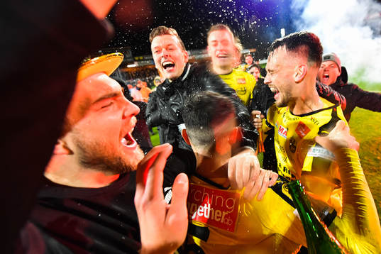 Mjällbys spelare jublar med supportrar