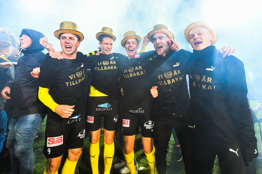 Mjällbys spelare jublar