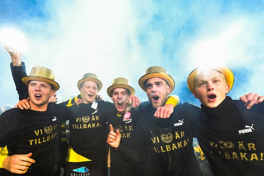 Mjällbys spelare jublar