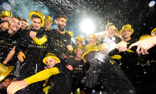 Mjällbys spelare jublar