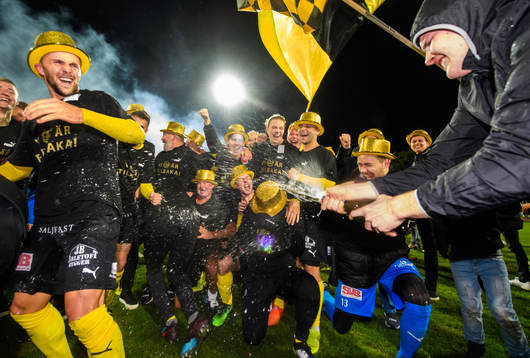 Mjällbys spelare jublar