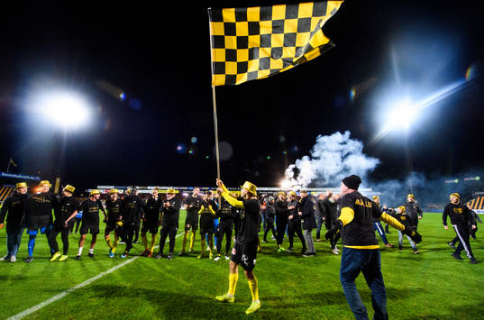 Mjällbys spelare jublar