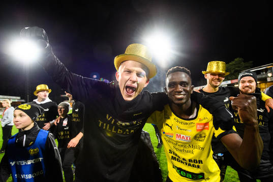 Mjällbys Hampus Holgersson och Bubacarr Jobe jublar