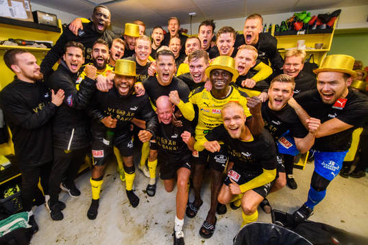 Mjällbys spelare jublar i omklädningsrummet