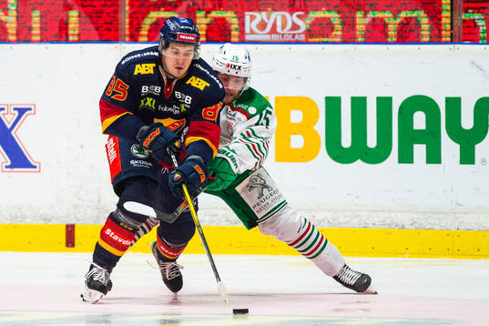 Djurgårdens Michael Haga i kamp om pucken med Rögles