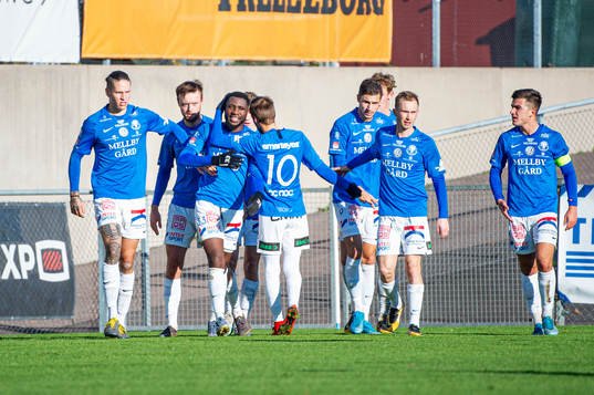 Trelleborgs Dennis Agyare Antwi jublar med lagkamraterna efter 1-0