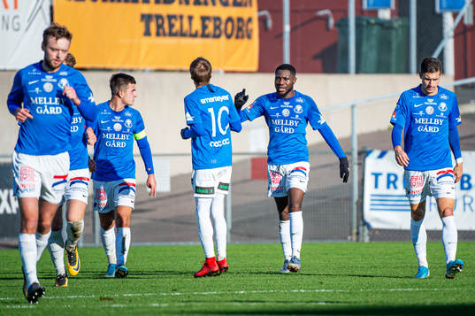 Trelleborgs Dennis Agyare Antwi jublar med lagkamraterna efter 1-0