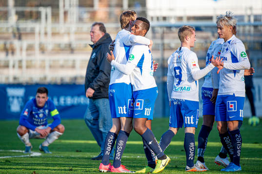 Norröpings spelare jublar åt vinsten i U21-finalen mellan