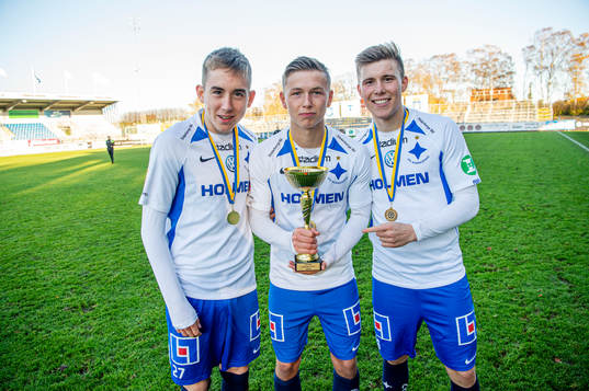 Norröpings Isak Bergman, Bjarni Bjarkason och Alfons Sampsted jublar åt vinsten i U21-finalen mellan Trelleborg och IFK Norrköping den 29 oktober 2019 i Trelleborg.