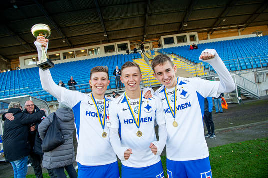 Norröpings Alfons Sampsted, Bjarni Bjarkason och Isak Bergman jublar åt vinsten i U21-finalen mellan Trelleborg och IFK Norrköping den 29 oktober 2019 i Trelleborg.