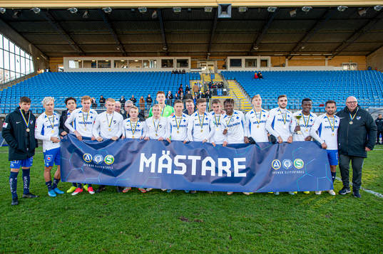 Norröpings spelare jublar åt vinsten i U21-finalen mellan