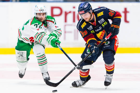 Rögles Daniel Zaar och Djurgårdens Linus Hultström i