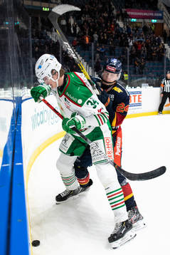 Rögles Adam Edström tacklas av Djurgårdens Erik