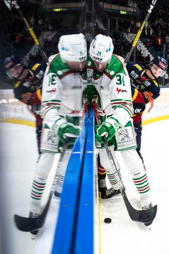 Rögles Adam Edström tacklas av Djurgårdens Erik