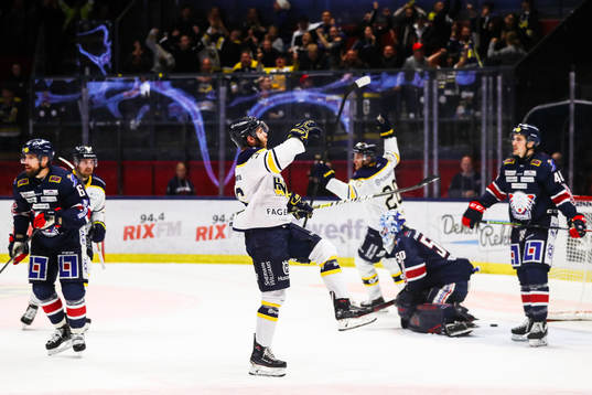 s Anthony Camara jublar