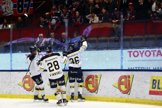 s Anthony Camara jublar mot Linköpings supportrar