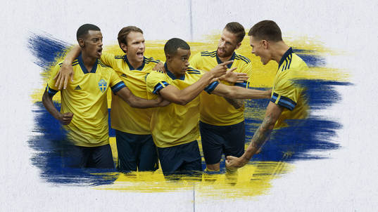 På denna handout-bild från Adidas ses Alexander Isak, Albin Ekdal, Robin Quaison, Pontus Jansson och Mikael Lustig i svenska fotbollslandslagets nya tröja den 1 November 2019 i Stockholm.
