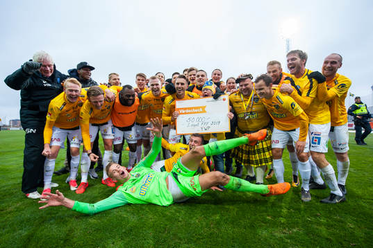 Falkenbergs spelare jublar