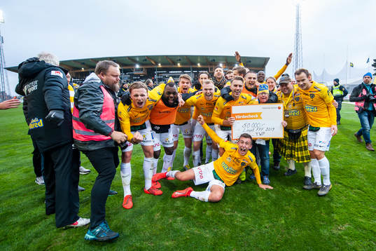 Falkenbergs spelare jublar