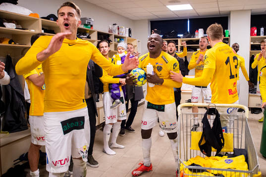 Falkenbergs Nsima Peter jublar