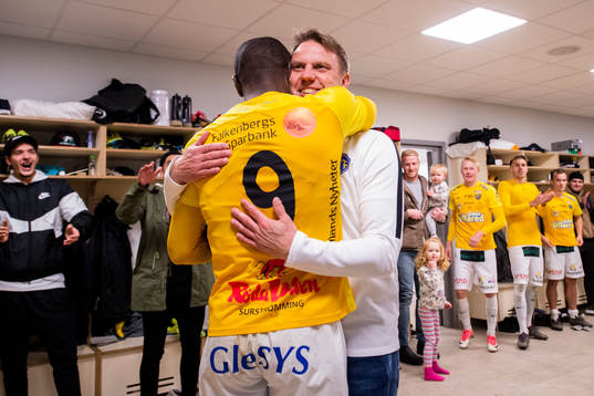 Falkenbergs Nsima Peter och tränare Hasse Eklund jublar efter slutsignalen