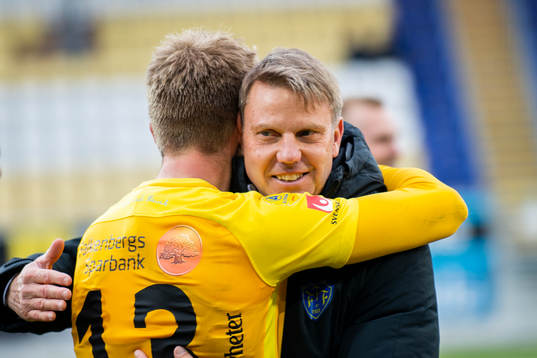 Falkenbergs tränare Hasse Eklund och Marcus Mathisen jublar