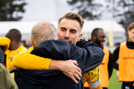 Falkenbergs Tobias Karlsson jublar