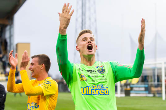 Falkenbergs målvakt Johan Brattberg jublar