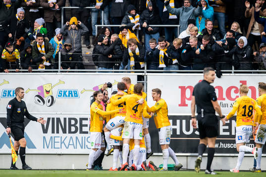 Falkenbergs Nsima Peter jublar