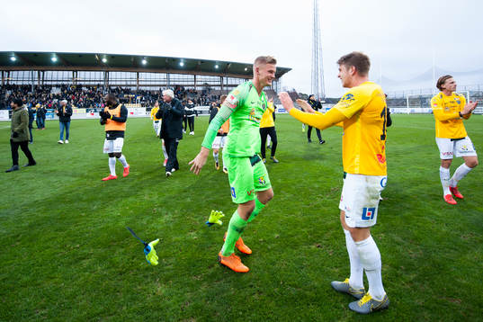 Falkenbergs målvakt Johan Brattberg och Marcus Mathisen jublar efter slutsignalen