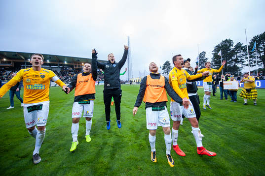 Falkenbergs spelare jublar