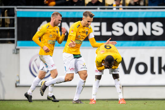 Falkenbergs Tobias Karlsson och Nsima Peter jublar