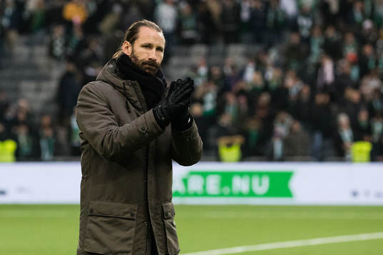 Hammarbys målvakt Johan Wiland tackar publiken