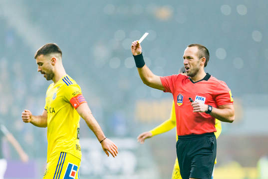domare Kaspar Sjöberg ger gult kort till Sundsvalls Carlos