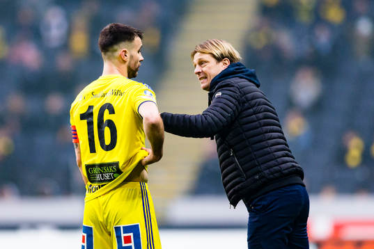 Sundsvalls tränare Tony Gustavsson ger direktiv till Sundsvalls Carlos Gracia
