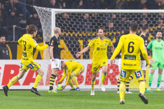 Sundsvalls Johan Blomberg jublar efter att han kvitterat till 1-1