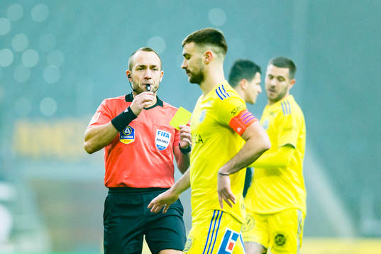 domare Kaspar Sjöbergger gult kort till Sundsvalls Carlos