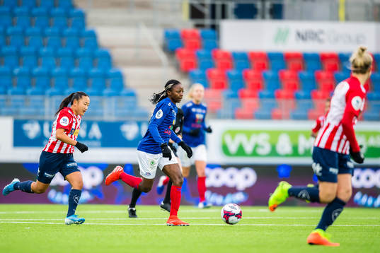 Maria Min Xiu Sørenes of Avaldsnes and Ajara Nchout Njoya of Vålerenga