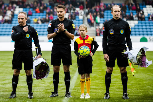 Assisterande Fredrik Nilsson, domare Joakim Östling och