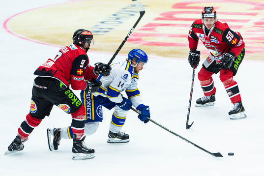Leksands Oskar Lang i kamp om pucken med Malmö Redhawks