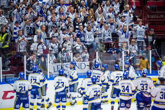 Leksands spelare jublar med supportrarna