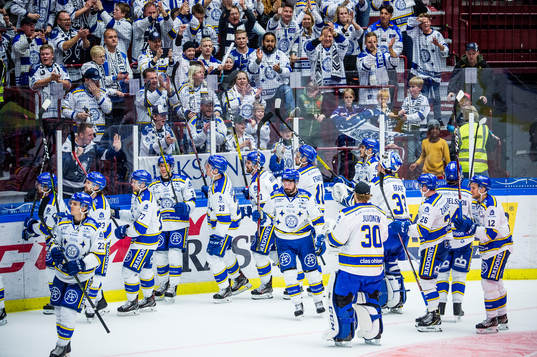 Leksands spelare jublar med supportrarna