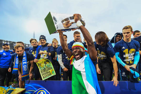 Djurgårdens Mohamed Buya Turay jublar med Lennart