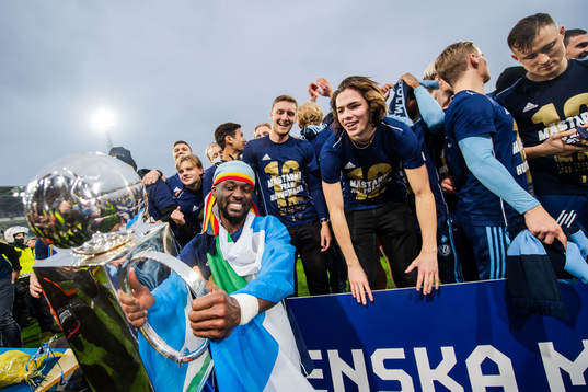 Djurgårdens Mohamed Buya Turay speglar sig i Lennart