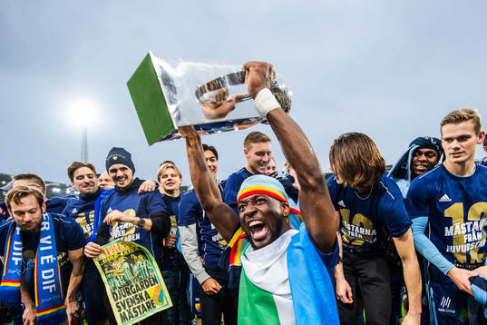 Djurgårdens Mohamed Buya Turay jublar med Lennart