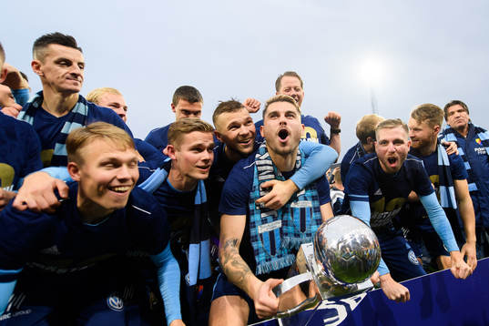 Djurgårdens Astrit Ajdarevic jublar med pokalen