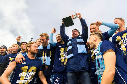 Djurgårdens sportchef Bosse Johansson jublar med pokalen